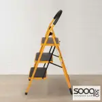 سلم اصفر درجة عريضة عدة درجات