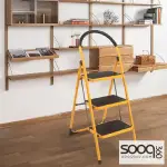 سلم اصفر درجة عريضة عدة درجات
