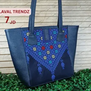 حقيبة نسائية بتطريز شرقي
