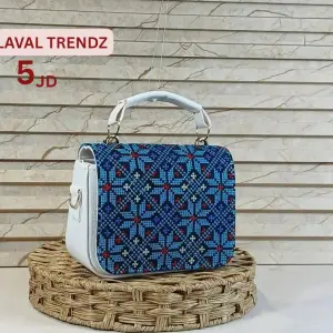 حقيبة نسائية بتطريز شرقي